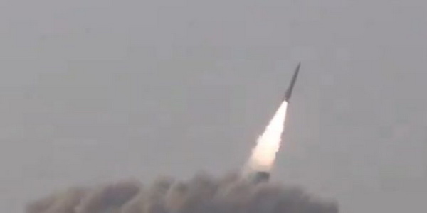 باكستان | إختبار إطلاق للنظام الصاروخي بعيد مدى "فتح-2" بمدى يبلغ مداه 249 ميلًا بنجاح.