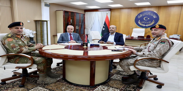 ليبيا | النائبان بالمجلس الرئاسي "اللافي" و "الكوني" بصفتهما القائد الأعلى للجيش يجتمعان برئيس الأركان العامة للجيش الليبي ومعاونه.