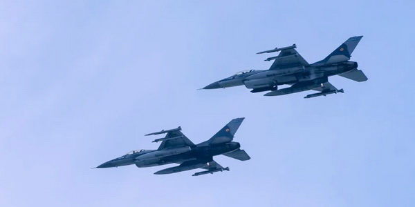 رومانيا | إرسال طائرات مقاتلة من طراز F-16 للقيام بمهام بحث في المجال الجوي الوطني أثناء قيام الروس بهجوم بطائرات بدون طيار على أوكرانيا.