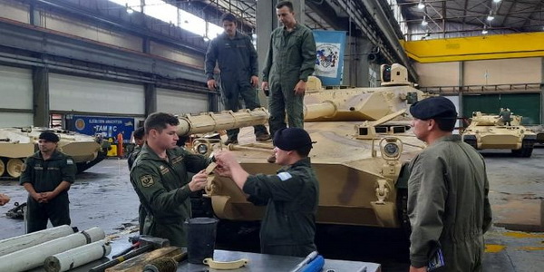 الأرجنتين | الجيش الأرجنتيني يجهز دبابة قتال متوسطة عيار 105 ملم 2CA2 بعد تحديثها وتجهيزها بقدرات فنية وقتالية متفوقة. 