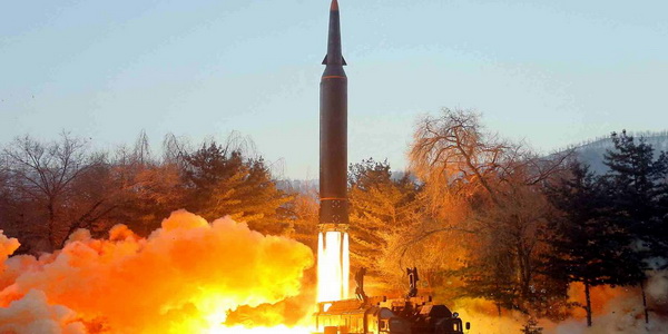 كوريا الشمالية | تطلق صاروخا باليستي عابر للقارات يعمل بالوقود الصلب (ICBM) من فئة الصواريخ الباليستية الأكبر والأطول مدى.