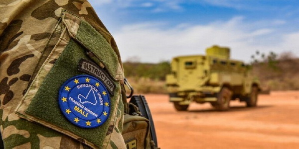 مالي | بعثة الاتحاد الأوروبي لتدريب القوات المسلحة في مالي تغادر رسميا بعد 11 عامًا.