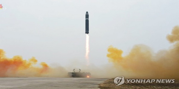 كوريا الشمالية | إطلاق صاروخ باليستي تفوق سرعته سرعة الصوت باتجاه بحر الشرق.