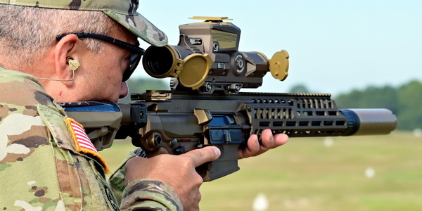 الولايات المتحدة | جنود الحرس الوطني يختبرون ميدانيًا أسلحة فرقة الجيل القادم من بنادق XM7 وXM250.