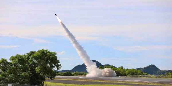 الولايات المتحدة | إطلاق صاروخ دقيق جديد للجيش الأمريكي خارج مواقع الاختبار نحو هدفًا متحركًا في تدريبات في المحيط الهادئ.