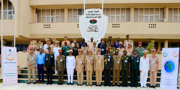 ليبيا | الإحتفال بتخريج الضباط والدارسين بالدفعة الأولى لكليتي الحرب العليا والدفاع الوطني.