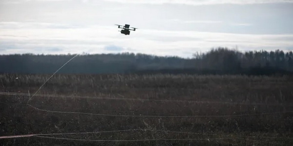 أوكرانيا | القوات الأوكرانية تقيم طائرات بدون طيار FPV من الجيل التالي يتم التحكم فيها بالألياف الضوئية.