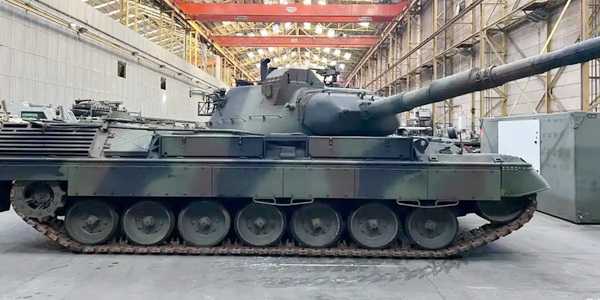 بلجيكيا | أول دبابة بلجيكية من طراز Leopard 1 ليوبارد غادرت تورناي متجهة إلى أوكرانيا.