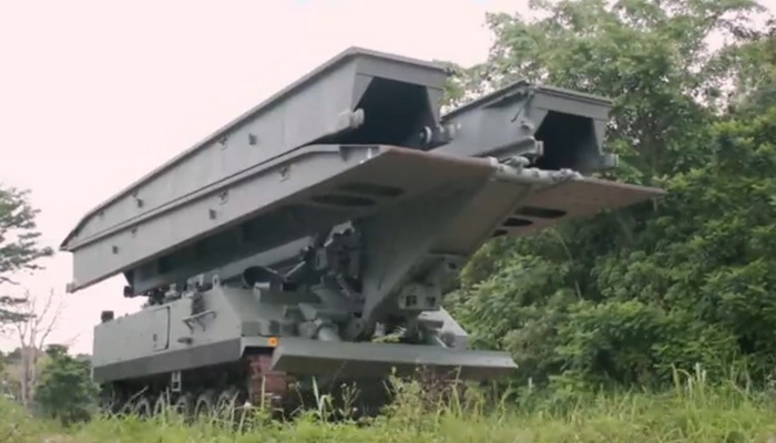سنغافورة | الجيش السنغافوري يكشف عن إطلاق مركبة جسر مصفحة من طراز Hunter (HT-AVLB).
