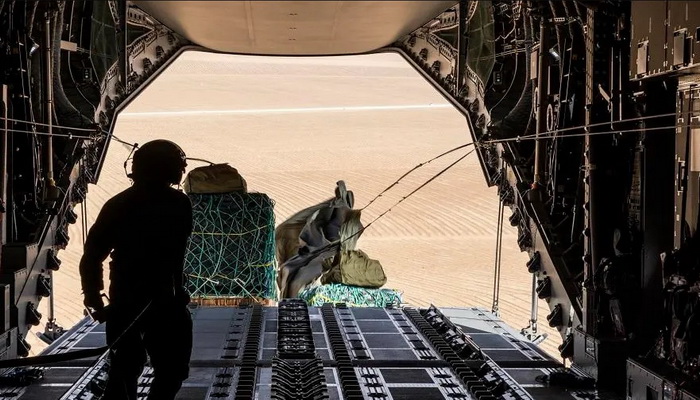 المغرب | طائرة نقل تابعة للقوات الجوية الملكية 70 A400M تعبر القارة لإسقاط حزم متعددة بالمظلات كجزء من تمرين جبل الصحراء.
