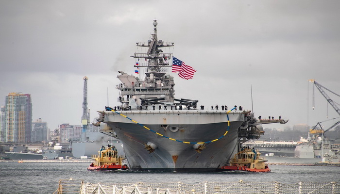 الولايات المتحدة | سفينة الهجوم البرمائية USS Tripoli يو إس إس طرابلس من مجموعة الضربة الاستكشافية الثالثة تعود بعد إنتشارها الأول بنجاح.