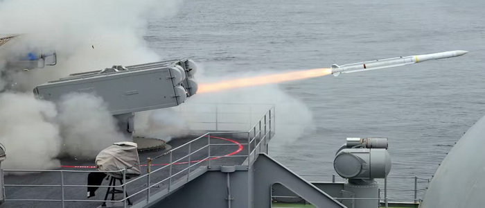 الولايات المتحدة | البحرية تطلب من شركة ريثيون بناء صواريخ ESSM الموجهة بالرادار للدفاع عن السفن ضد الطائرات والأسلحة القادمة.