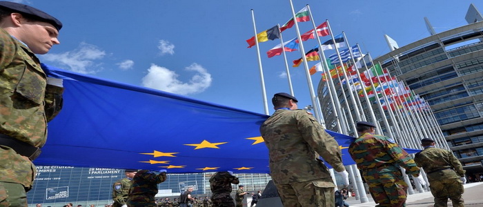 الاتحاد الأوروبي يضع حجر الأساس للوحدة الدفاعية