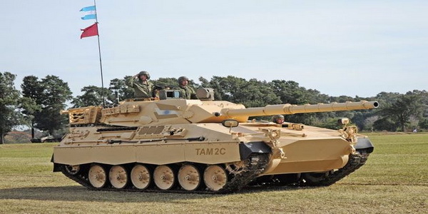 الأرجنتين | وزارة الدفاع تختبر نظام إطلاق وأنظمة تحديث الدبابة الأرجنتينية المتوسطة TAM 2CAC.