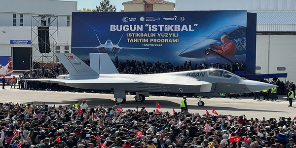 تركيا | توافد الآف المواطنين الأتراك لمشاهدة مقاتلة الجيل الخامس التركية KAAN.