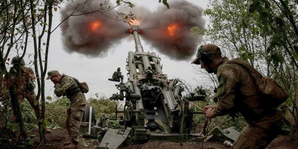 أوكرانيا | كييف تتلقى مدافع هاوتزر "غير صالحة" من طراز M777 من مخزون الجيش الأمريكي.
