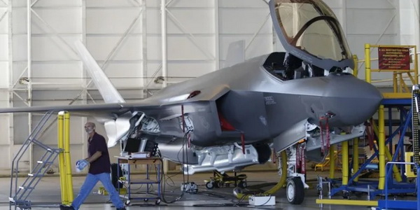 الولايات المتحدة | البنتاغون يوافق على الإنتاج الكامل للمقاتلة F-35 Joint Strike Fighter.