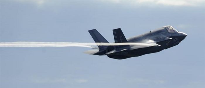 ترامب يوقع مشروع قانون الإنفاق العسكري لتأجيل تسليم طائرة F-35 إلى تركيا.