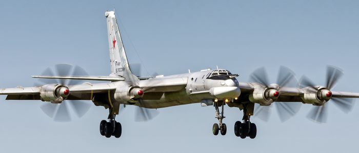 تزويد قاذفة قنابل الروسية  TU-95 بـصواريخ المدى الطويل "أنياب الدب". 