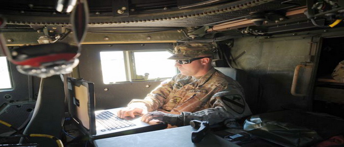 جنود الولايات المتحدة قادرون على الرد السريع بتقنيات الحرب الالكترونية EW المعادية.جنود الولايات المتحدة قادرون على الإستجابة والرد السريع بتقنيات الحرب الالكترونية EW على العدو.