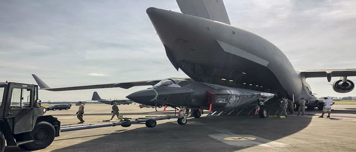 القوة الجوية الأمريكية تجري أول شحنة من طراز F-35 عبر النقل الجوي.