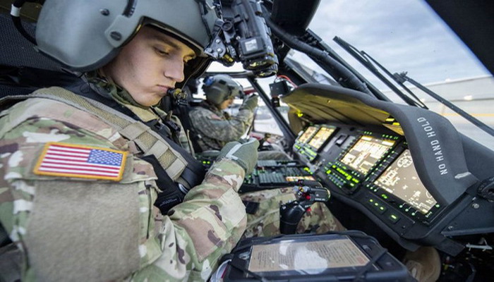 الجيش الأمريكي يختبر قمرة القيادة الرقمية للمروحية UH-60V بلاك هوك.