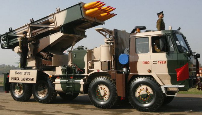 هيئة أبحاث الدفاع الهندية (DRDO) تجري تجربة إطلاق صاروخ Pinaka بيناكا الموجهة.