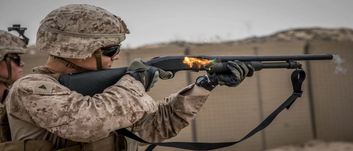 قوات المارينز الأمريكية تجري تدريبات على الأسلحة غير الفتاكة في الكويت.