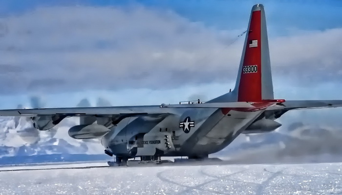 سلاح الجو الملكي البريطاني يجري سلسلة من مهمات إعادة الإمداد للمسح البريطاني للقارة القطبية الجنوبية .(BAS) 