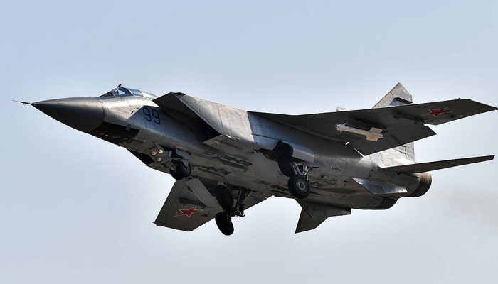 مقاتلة روسية من طراز MiG-31 تعترض طائرة عسكرية نرويجية فوق بحر بارنتس.