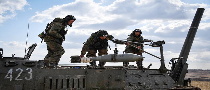 وحدات المدفعية الروسية تجري تدريبات إطلاق نار حي على نطاق واسع في منطقة بريموري. 