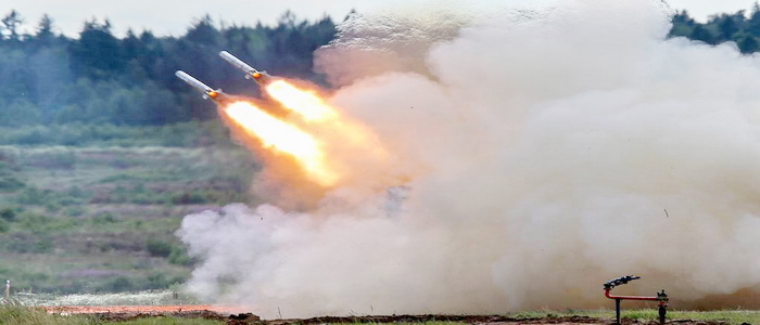 مناورات بالذخيرة الحية لأطقم أنظمة قاذفات الصواريخ الحرارية الروسية TOS-1A Solntsepyok.