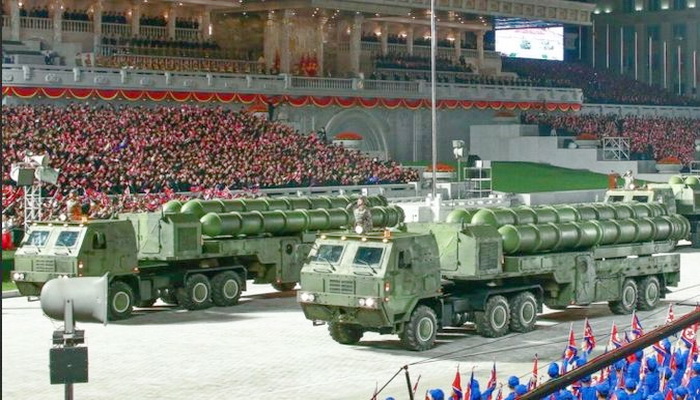 كوريا الشمالية تعرض نظام دفاع جوي جديد يشبه نظام صواريخ "إس-400".