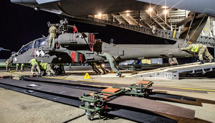 بريطانيا تستقبل أول مروحيات هجومية جديدة من طراز Apache AH-64E.