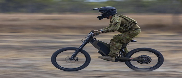 أستراليا | الجنود الأستراليون يقومون باختبار دراجات إلكترونية شبحية لمهام الاستطلاع.