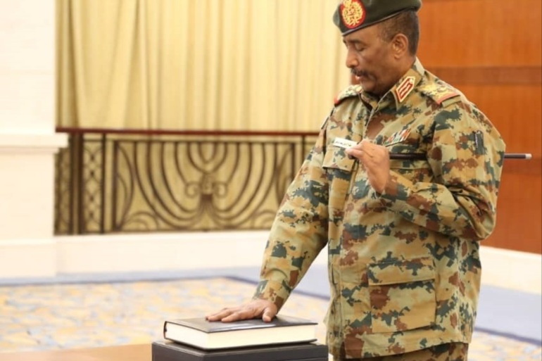 السودان | إنقلاب  عسكري والفريق أول ركن عبد الفتاح البرهان يعلن حل مجلس السيادة الانتقالي ومجلس الوزراء ويعلن حالة الطوارئ في البلاد.