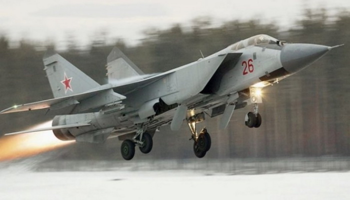 روسيا | المقاتلات الإعتراضية بعيدة المدى MiG-31BM تتزود بصواريخ R-74M قصيرة المدى.