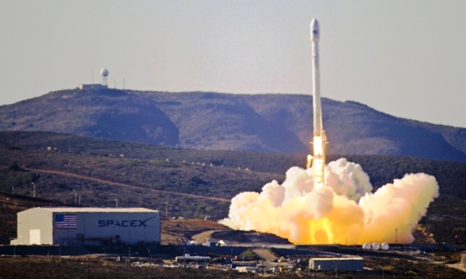 شركة "سبيس إكس" الأمريكية تعود للفضاء بصاروخ "فالكون 9"