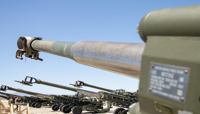 الولايات المتحدة | البنتاغون ينشر صورًا لنقل مدافع الهاوتزر M777 إلى أوكرانيا كجزء من أحدث حزم المساعدات العسكرية.