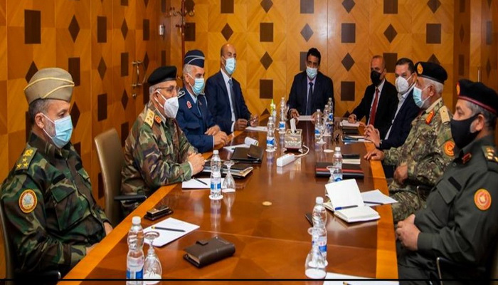 ليبيا | رئيس المجلس الرئاسي محمد المنفي ورئيس الحكومة عيد الحميد دبيبة يبحثان مع القيادات العسكرية بالمنطقة الغربية توحيد الجيش ودعم لجنة 5+5. 