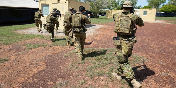 أستراليا | أفراد من قوة الدفاع الأسترالية يقومون بتدريب القوات الأوكرانية في المملكة المتحدة.