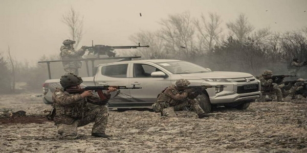 أوكرانيا | تقارير استخباراتية حول نقل الاحتياطيات والعربات المدرعة للقوات المسلحة الأوكرانية إلى اتجاه سفاتوف.