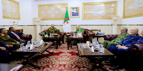 الجزائر | رئيس الأركان العامة للجيش الليبي يبحث في الجزائر تطورات الأوضاع في المنطقة والتعاون الثنائي بين البلدين.