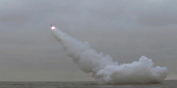 كوريا الشمالية | تجربة إطلاق صواريخ كروز من غواصة "سينبو 8.24 يونغونغ" مغمورة في البحر الشرقي.