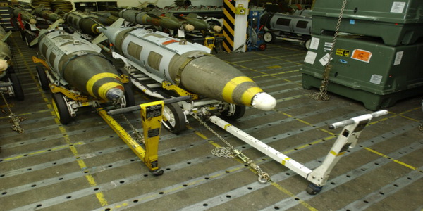 أوكرانيا | القنابل الموجهة للقوات الجوية الأوكرانية JDAM-ER جاهزة للقتال.