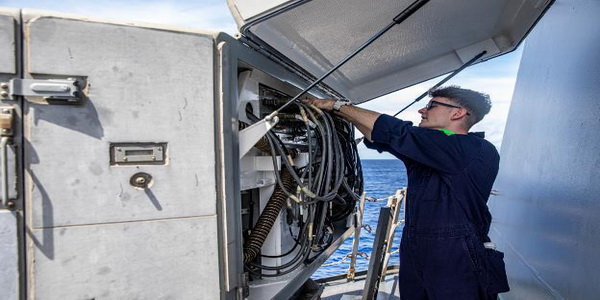 الولايات المتحدة | البحرية الأمريكية منحت شركة الاتصالات CAES عقدًا بقيمة 38.5 مليون دولار لدعم برنامج تحسين الحرب الإلكترونية السطحية (SEWIP).