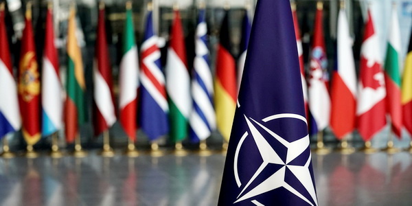 الناتو | بدء مناورات "الظهيرة الصامدة" العسكرية السنوية على الأسلحة النووية في أوروبا.