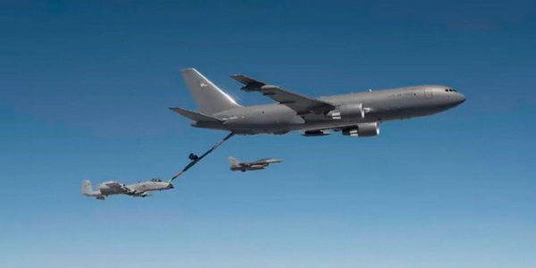 الولايات المتحدة | القوات الجوية تمنح شركة Boeing عقداً بمبلغ 2.3 مليار دولار لشراء طائرات صهريج إضافية نوع بوينغ KC-46 Pegasus. 