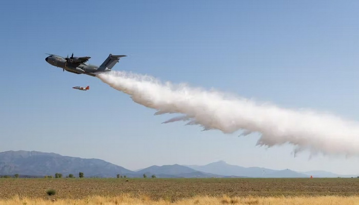 أسبانيا | إيرباص تختبر بنجاح طائرة A400M "القاذفة المائية" في دور أدوات إطفاء الحريق القابلة للإزالة.