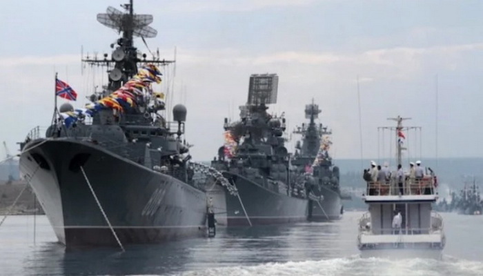 روسيا | هجوم أوكراني ناجح على مبنى FRMN مقر الأركان العامة للقوات البحرية الروسية في شبه جزيرة القرم في يوم البحرية الروسية.